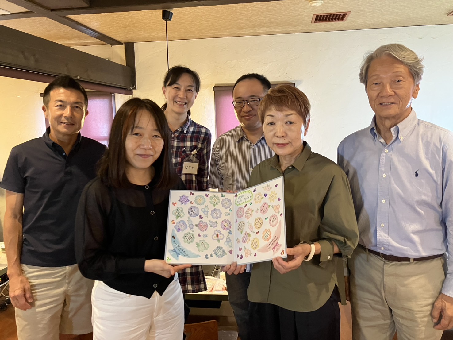 ひとり親 Cheers 代表岩田優画様
から寄せ書きを受取る篠田会長